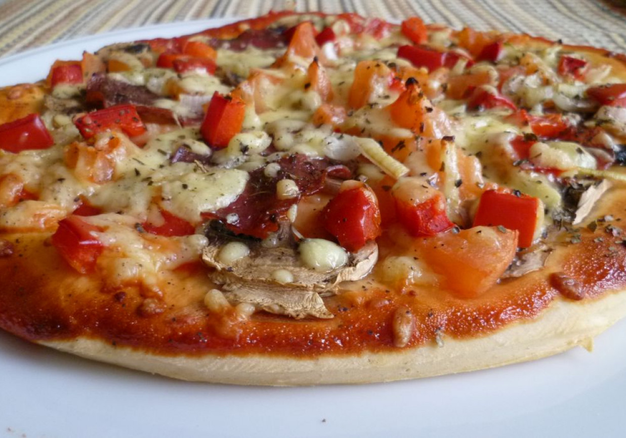 Pizza z salami  foto