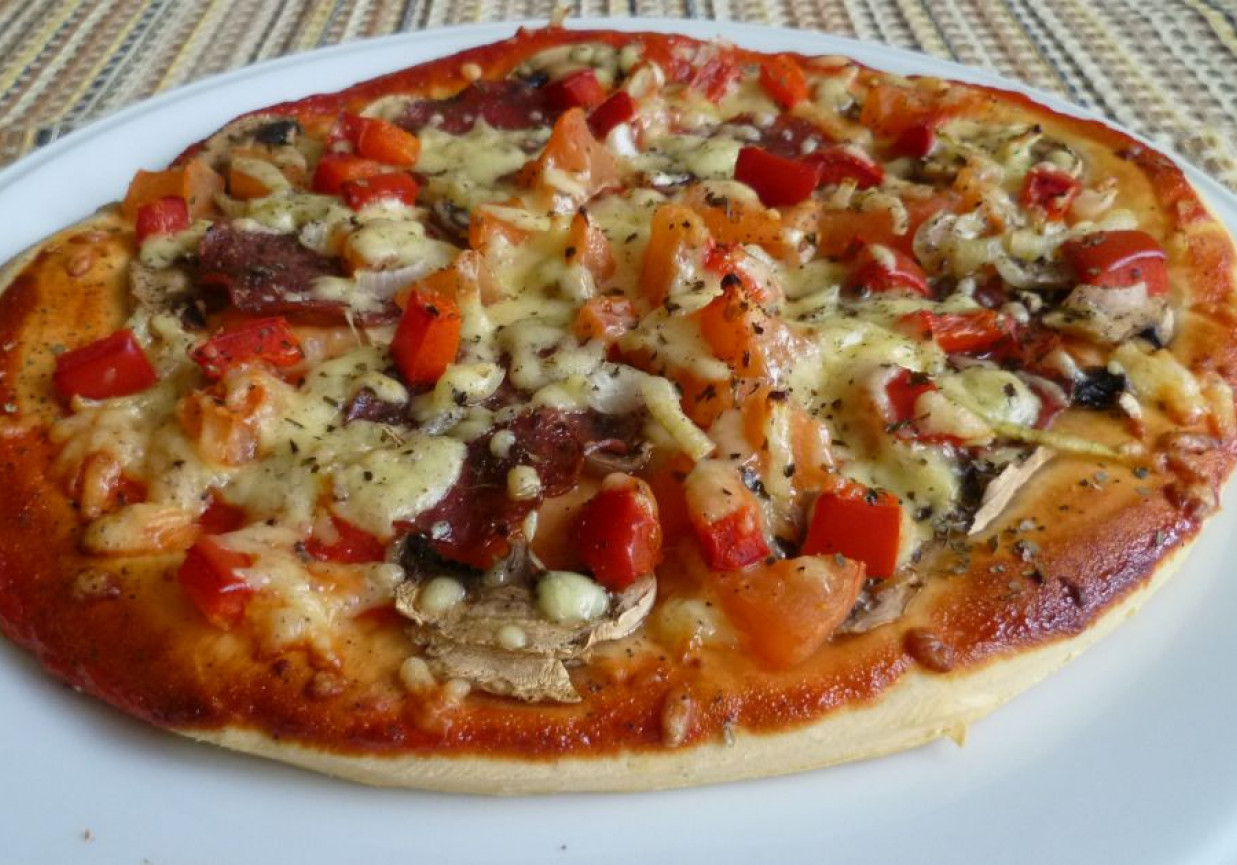 Pizza z salami  foto