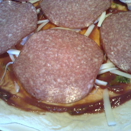 Krok 2 - Pizza z salami foto