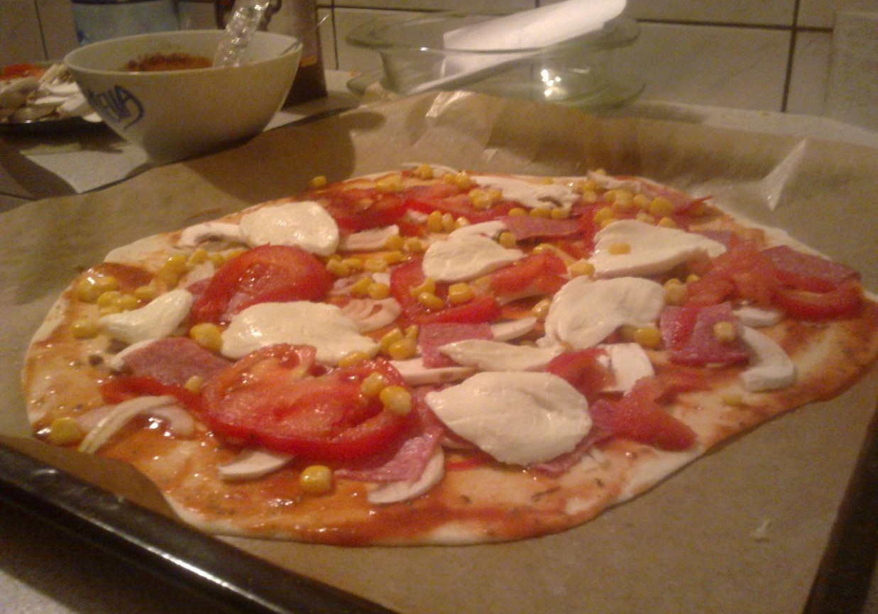 pizza z salami foto