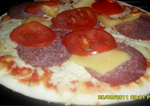Fotografia przedstawiająca Pizza z salami