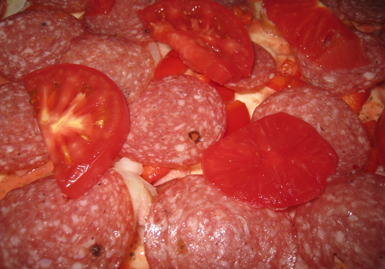 pizza z salami foto