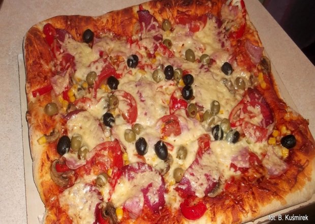 Fotografia przedstawiająca Pizza z salami