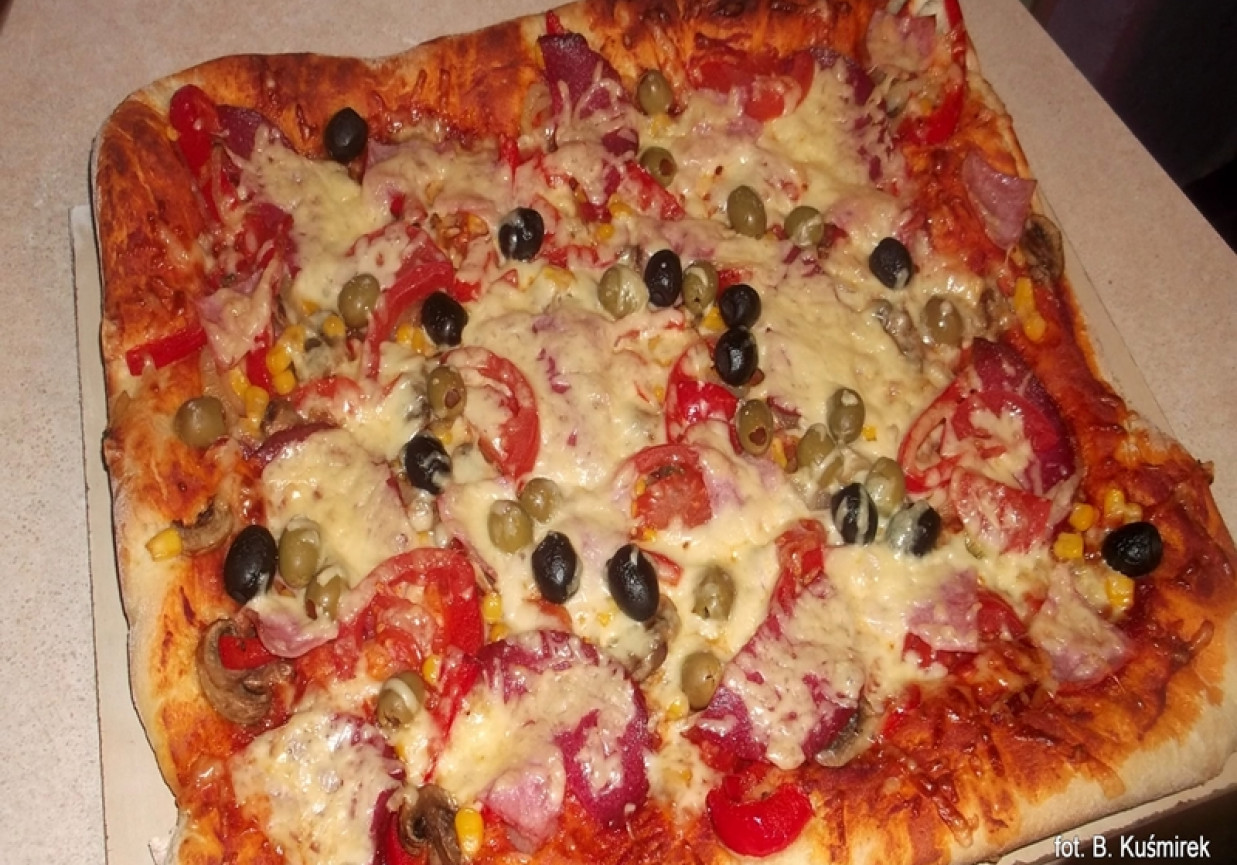 Pizza z salami foto