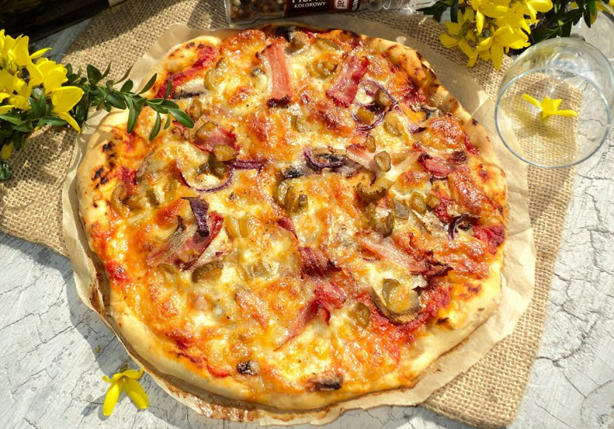 Pizza z serem długodojrzewajacym ,pikantnym ogórkiem boczkiem  foto