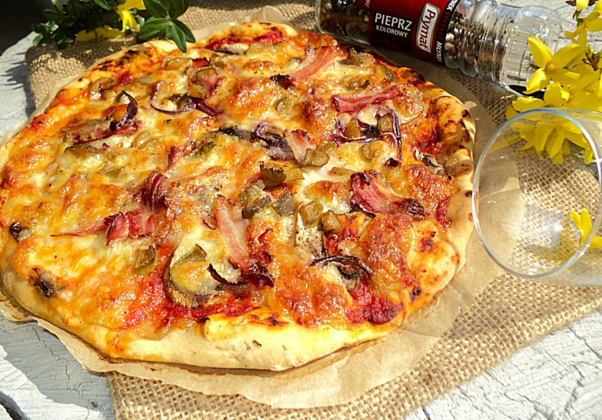 Pizza z serem długodojrzewajacym ,pikantnym ogórkiem boczkiem  foto