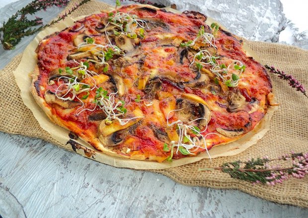 Fotografia przedstawiająca Pizza z serem górskim ,kabanosem chilli i kiełkami