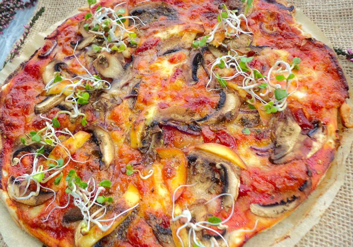 Pizza z serem górskim ,kabanosem chilli i kiełkami foto