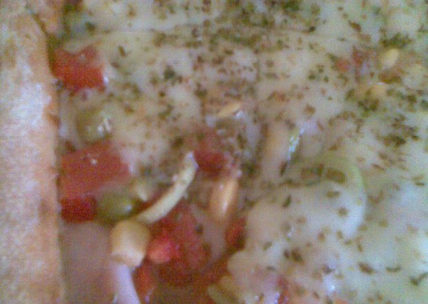 Fotografia przedstawiająca Pizza z serem groszkiem i kukurydzą