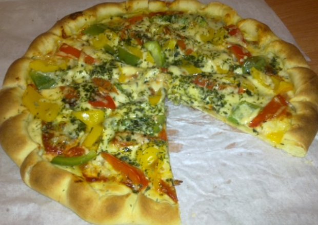 Fotografia przedstawiająca Pizza z Serem i Kolorową Papryką