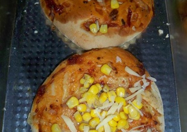 Fotografia przedstawiająca Pizza z serem i kukurydzą
