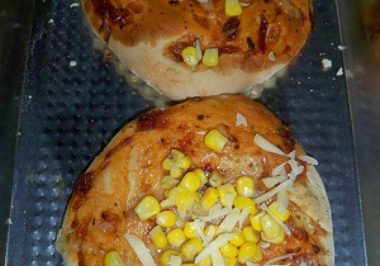 Pizza z serem i kukurydzą foto
