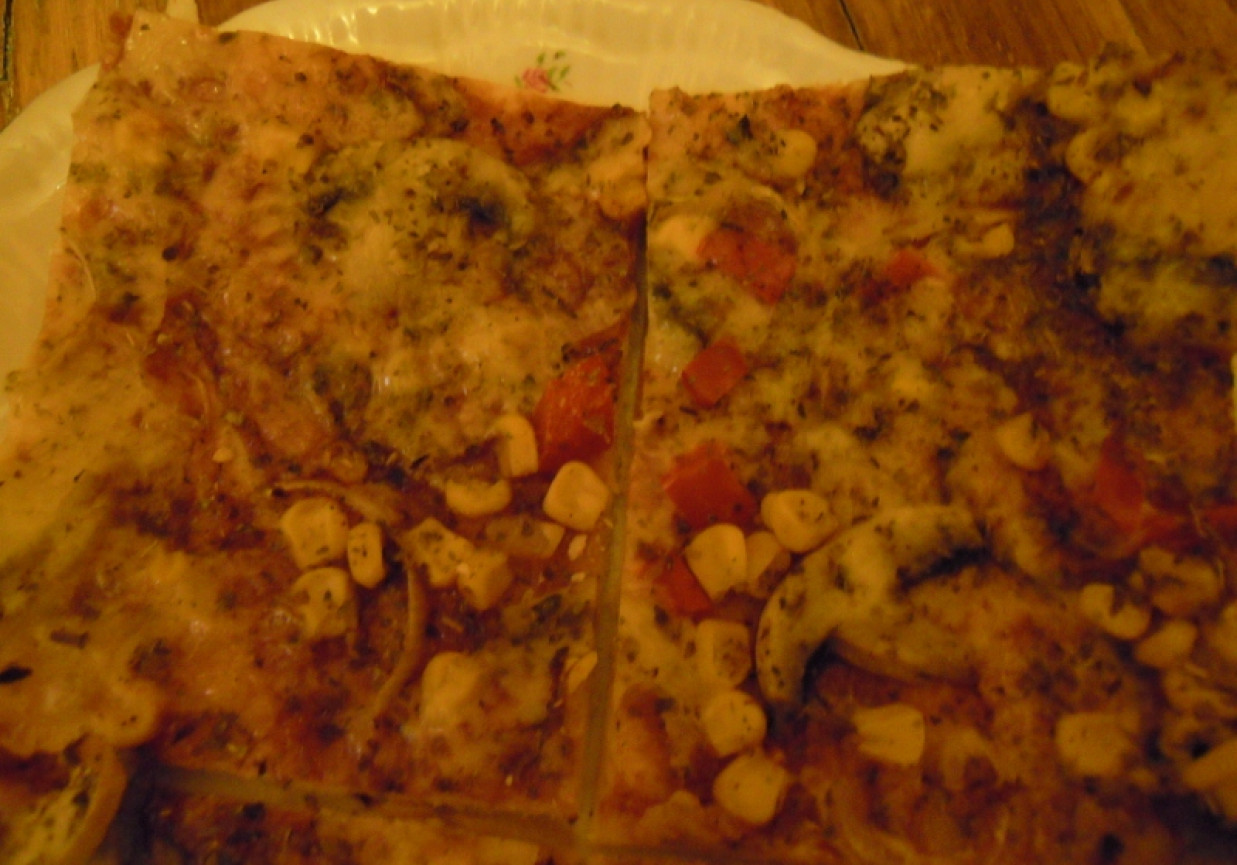 Pizza z serem i pieczarkami foto