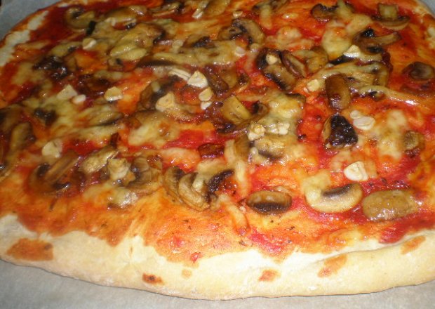 Fotografia przedstawiająca Pizza z serem i pieczarkami