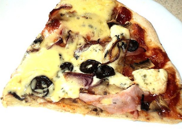 Fotografia przedstawiająca pizza z serem plesniowym