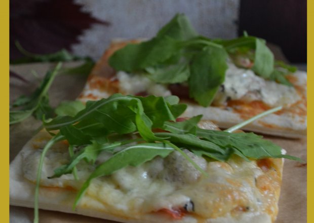 Fotografia przedstawiająca pizza z serem pleśniowym,rukolą i prosciutto