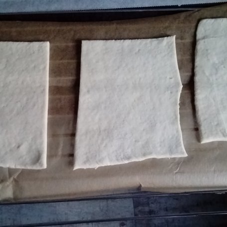 Krok 1 - pizza z serem pleśniowym,rukolą i prosciutto foto