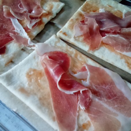 Krok 2 - pizza z serem pleśniowym,rukolą i prosciutto foto