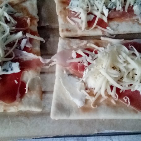 Krok 3 - pizza z serem pleśniowym,rukolą i prosciutto foto