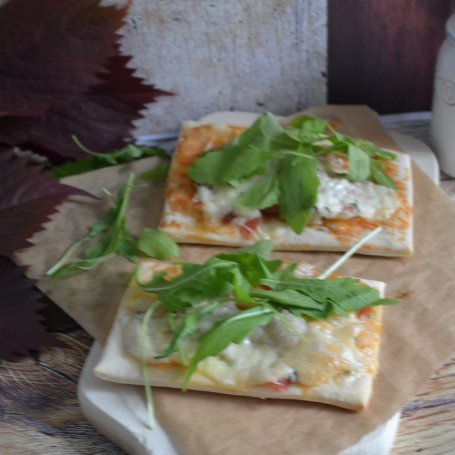 Krok 4 - pizza z serem pleśniowym,rukolą i prosciutto foto