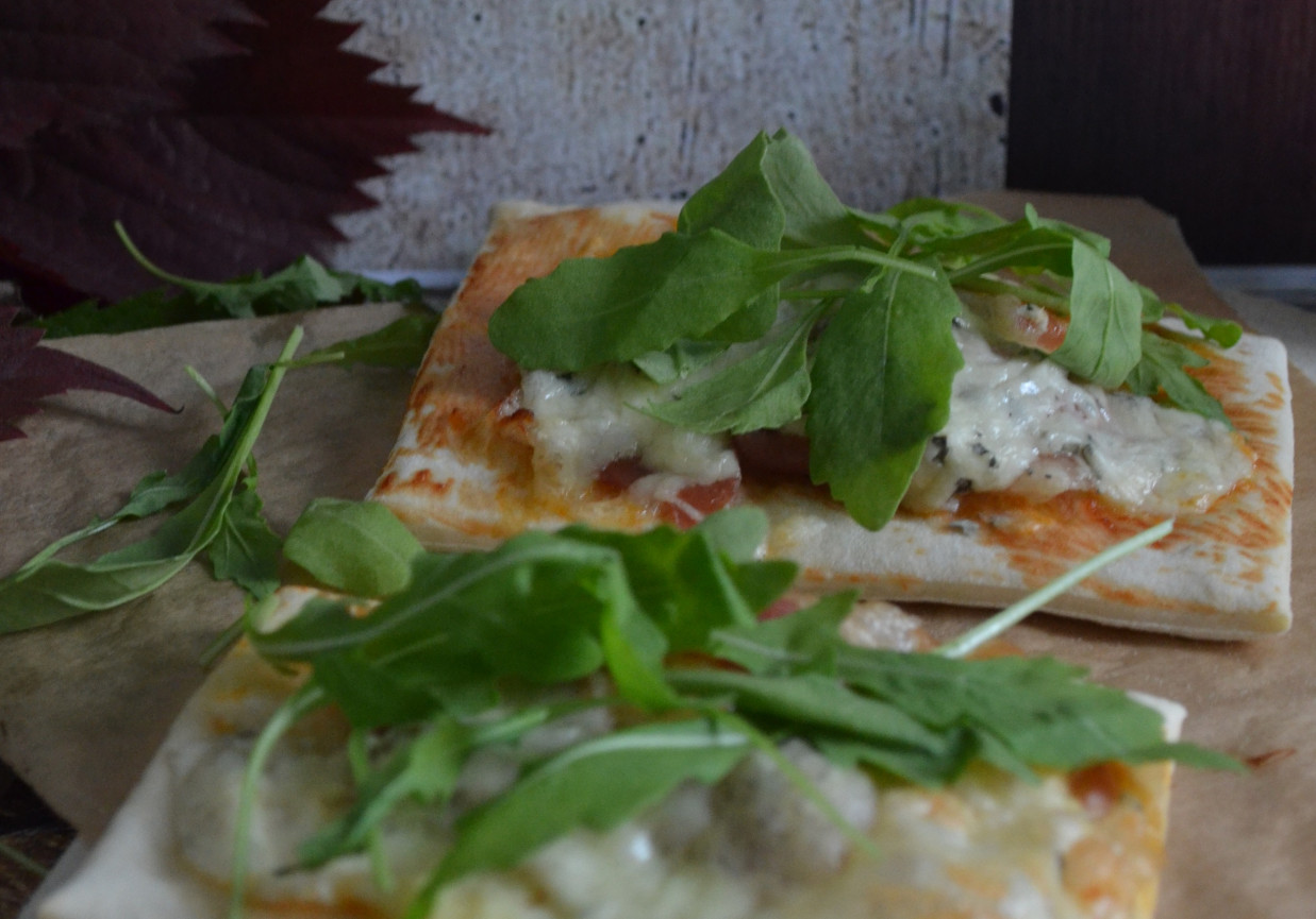 pizza z serem pleśniowym,rukolą i prosciutto foto