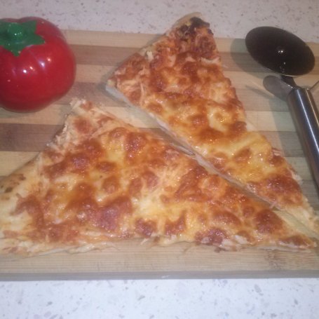 Krok 3 - Pizza z serem salami i mozzarellą foto