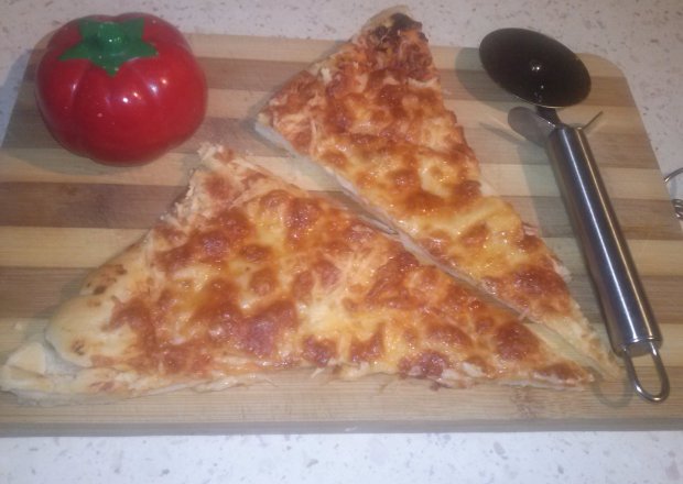 Fotografia przedstawiająca Pizza z serem salami i mozzarellą