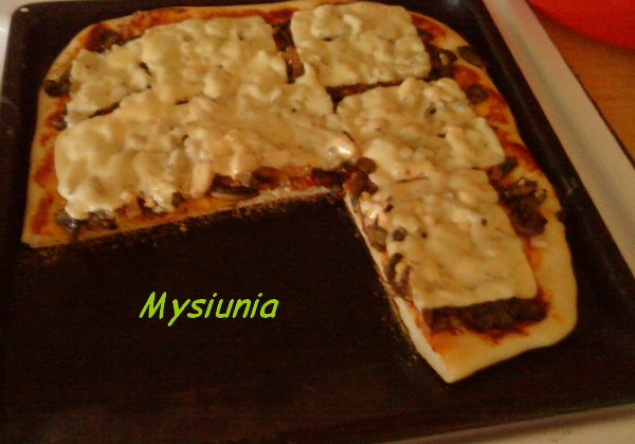 pizza z serem w plasterkach i szynką foto