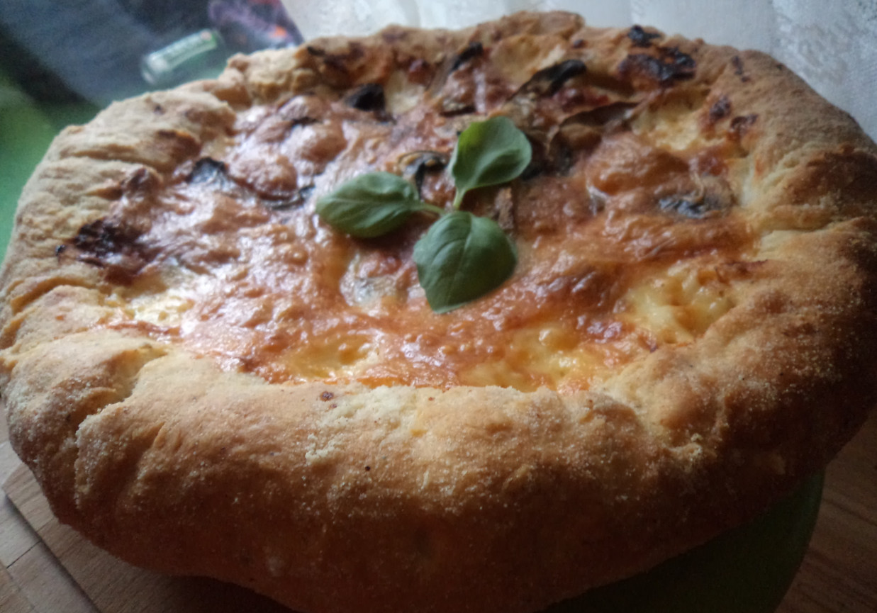 Pizza z serem zapieczonym w brzegach :) foto