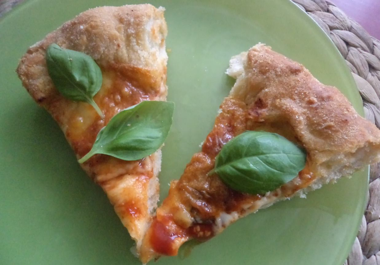 Pizza z serem zapieczonym w brzegach ) DoradcaSmaku.pl