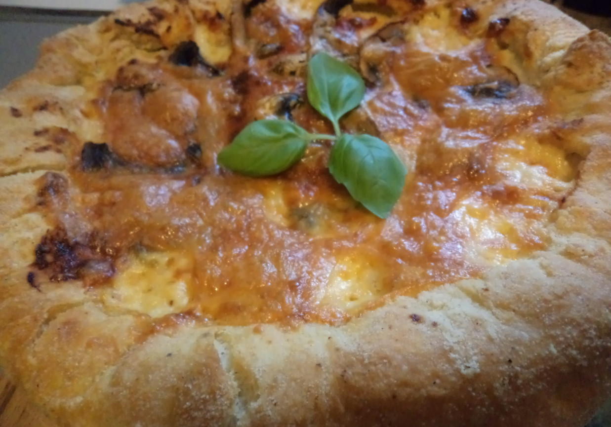 Pizza z serem zapieczonym w brzegach ) DoradcaSmaku.pl