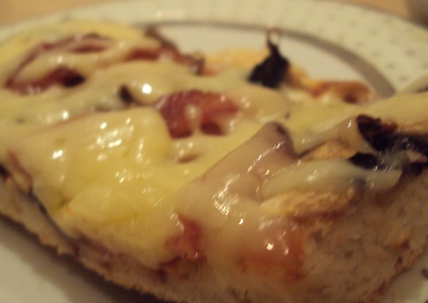 Fotografia przedstawiająca pizza z serem