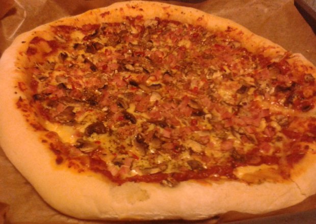 Fotografia przedstawiająca Pizza z serowym brzegiem