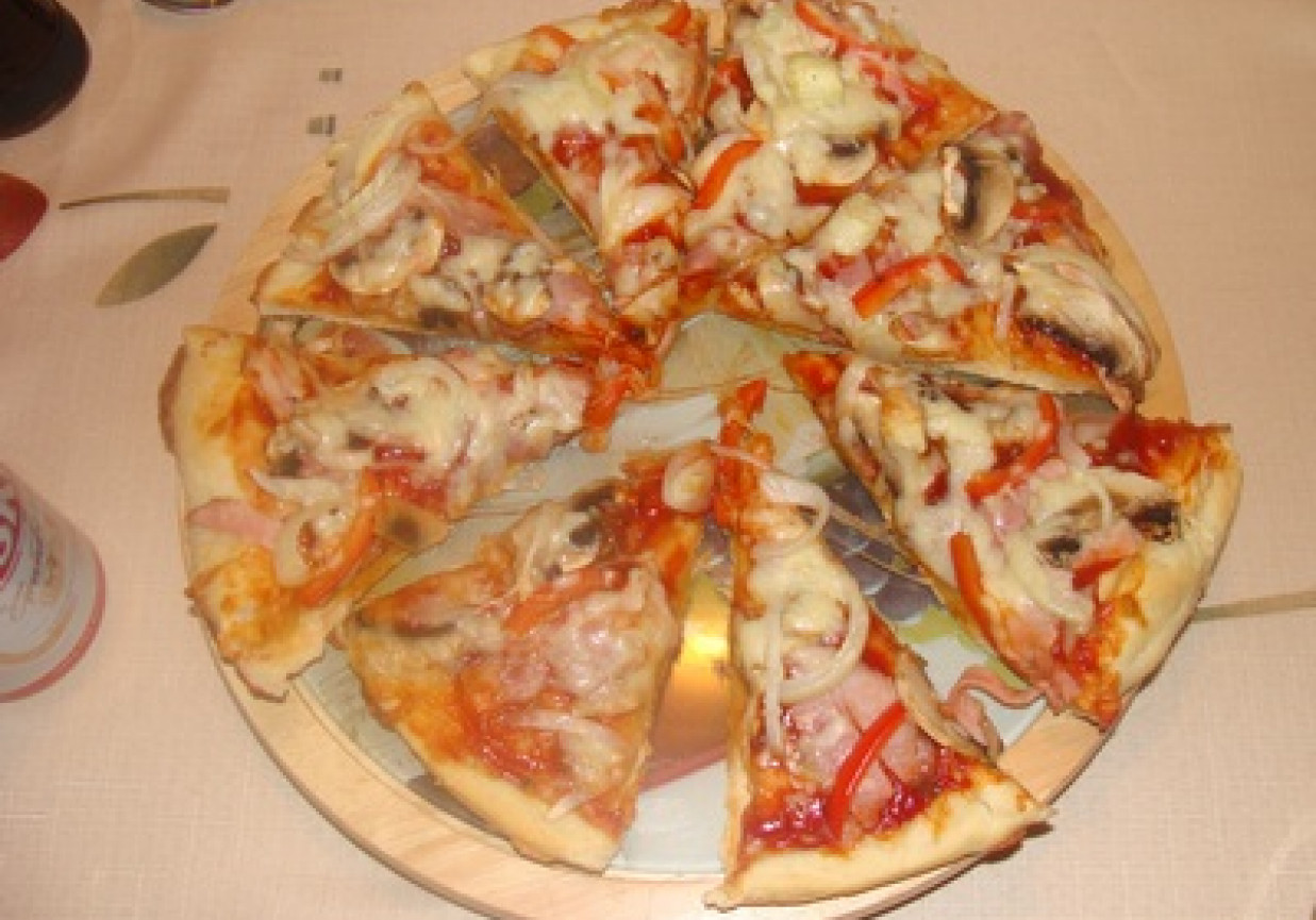 pizza z serowym ciastem i dodatkami foto
