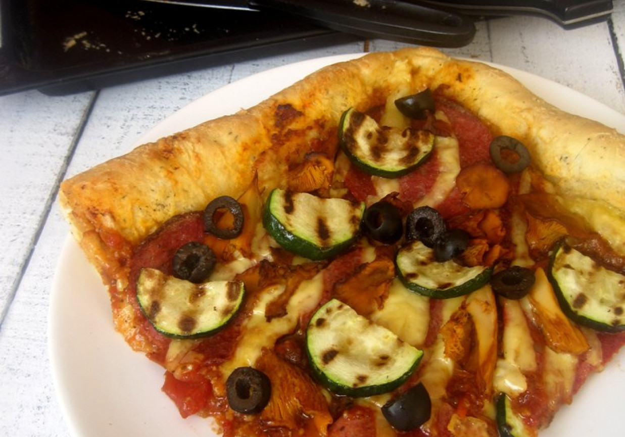 Pizza z serowym rantem, kurkami i cukinią foto