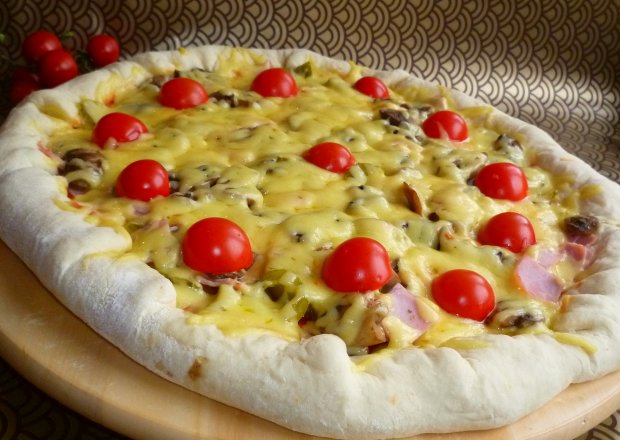 Fotografia przedstawiająca Pizza z serowym rantem