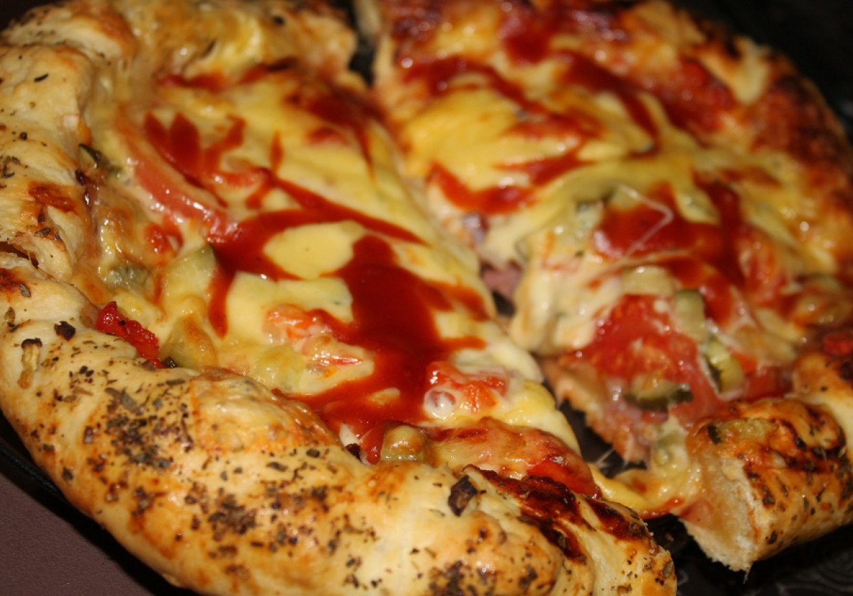Pizza z serowymi bokami foto