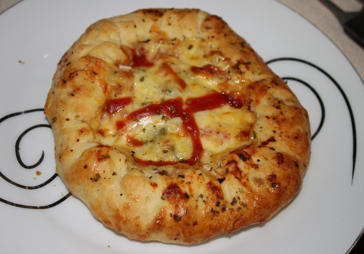 Pizza z serowymi bokami foto