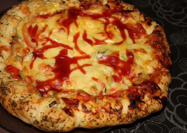 Fotografia przedstawiająca Pizza z serowymi bokami