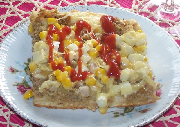 Fotografia przedstawiająca Pizza z sosem beszamelowym