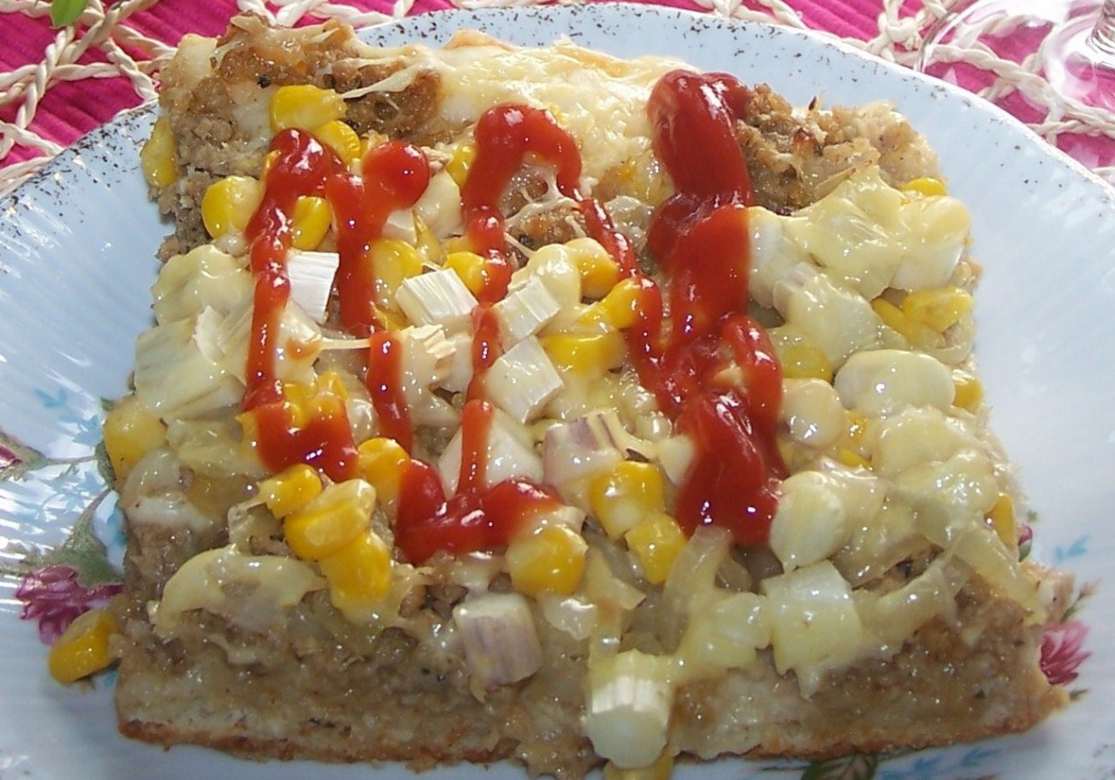 Pizza z sosem beszamelowym foto