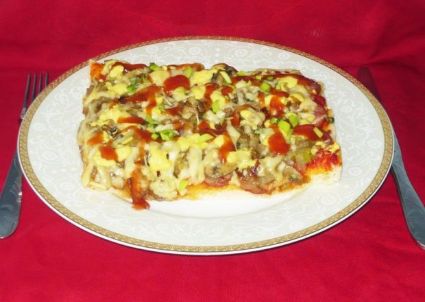 Fotografia przedstawiająca Pizza z sosem curry