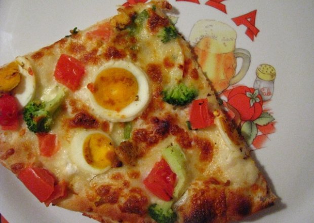 Fotografia przedstawiająca Pizza z sosem czosnkowym, jajkiem, brokułami