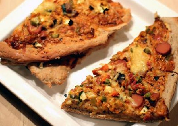 Fotografia przedstawiająca Pizza z sosem paprykowym, warzywami i mięsem