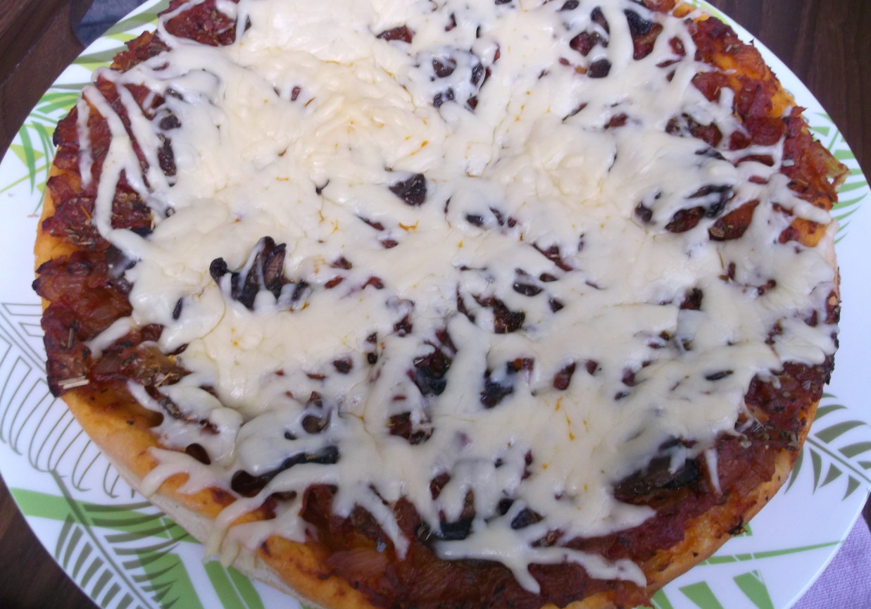 Pizza z sosem pomidorowym i pieczarkami. foto