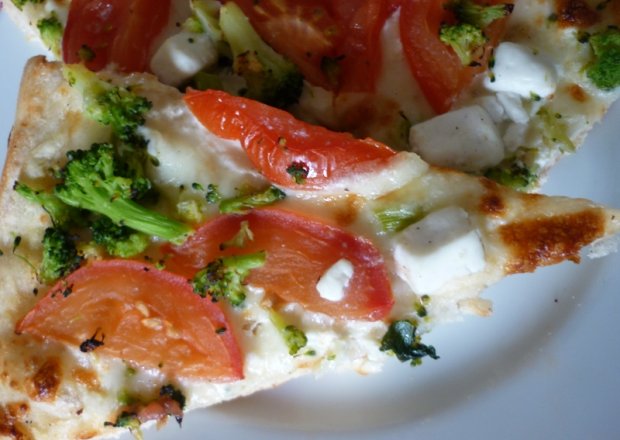 Fotografia przedstawiająca Pizza z sosem śmietankowym i brokułami