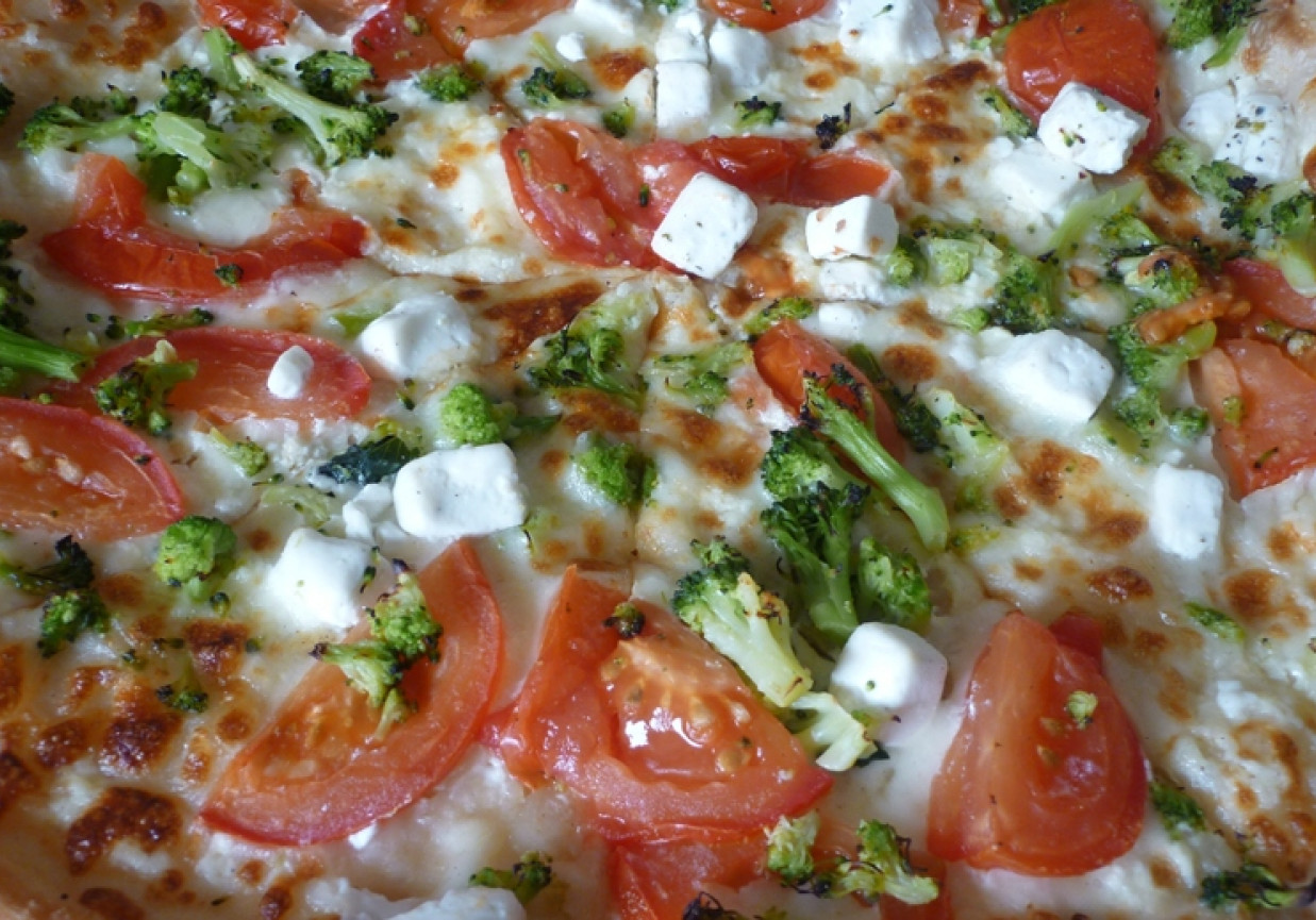 Pizza z sosem śmietankowym i brokułami foto