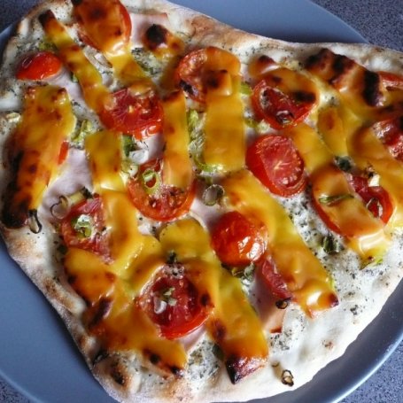 Krok 3 - Pizza z sosem śmietanowym i ziołami foto