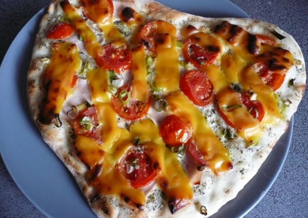 Fotografia przedstawiająca Pizza z sosem śmietanowym i ziołami