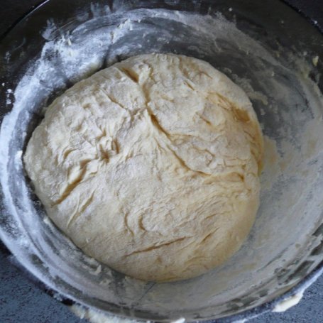 Krok 1 - Pizza z sosem śmietanowym i ziołami foto
